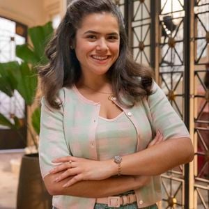 Bia (Maísa) humilha Beatriz (Duda Santos) ao colocar seu vestido de casamento