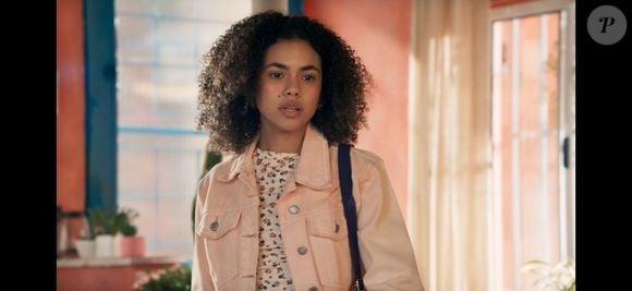 Joélly (Alana Cabral) não está sendo vista na escola porque está de férias, tal como foi explicado em um capítulo de 'Três Graças' depois de questionamentos