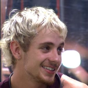Participante do BBB 26, Juliano Floss tem nome ligado a verso sobre 'bafo' em música de Anitta; internet reage