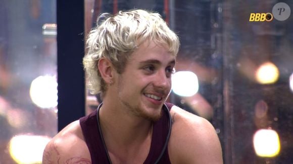 Participante do BBB 26, Juliano Floss tem nome ligado a verso sobre 'bafo' em música de Anitta; internet reage