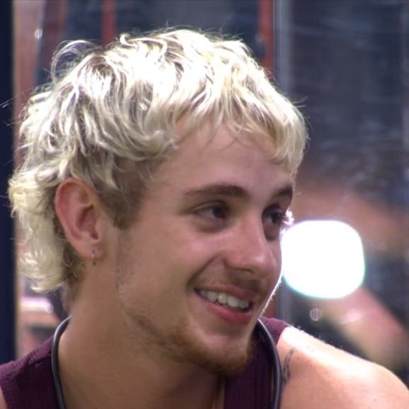Participante do BBB 26, Juliano Floss tem nome ligado a verso sobre 'bafo' em música de Anitta; internet reage