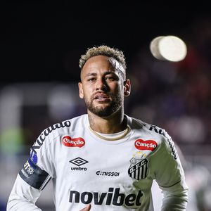 Neymar é alvo de sindicância interna no Santos depois de ser acusado de tapa, rasteira e xingamentos contra Robinho Jr. em atividade do elenco