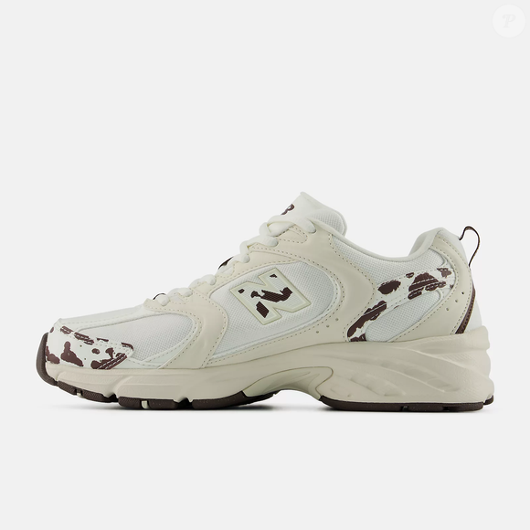 O Tênis New Balance 530 Unissex estava anunciado por R$ 749,99 no site da Dafiti até o fechamento da matéria. Com referências retrô, amortecimento ABZORB e uma proposta que ultrapassa o universo esportivo, o modelo pode ser combinado com jeans, camisas e blazers.