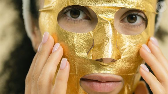 Outro truque importante é evitar desperdício: o excesso de produto das máscaras faciais pode ser reaproveitado no pescoço, colo e outras áreas.