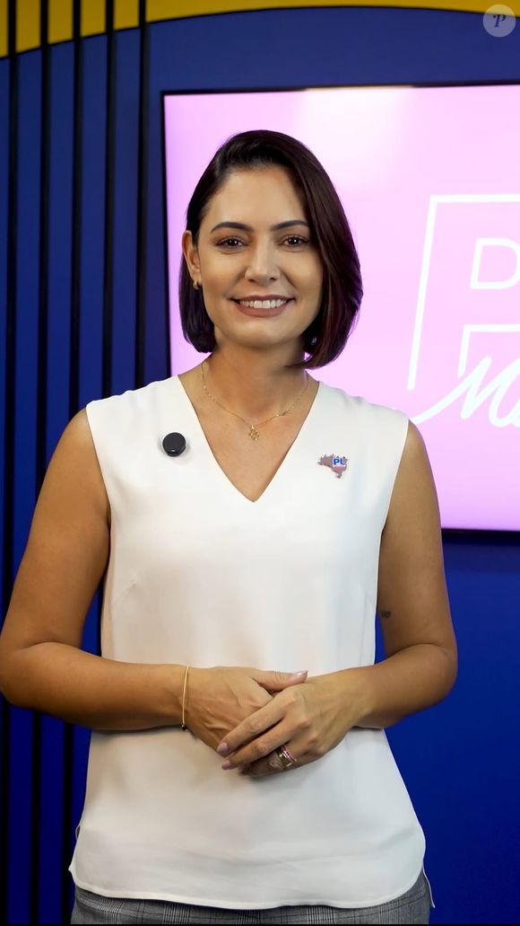 Michelle Bolsonaro, por meio de sua defesa, solicitou a remoção imediata do vídeo onde é ofendida, mas a Justiça negou
