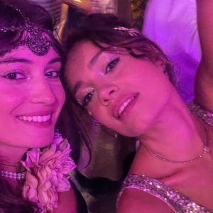 Enquanto Xamã circulava com Giullia Buscacio no camarote, Sophie Charlotte curtia uma festa entre amigos