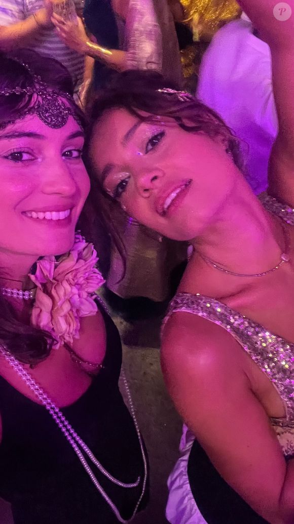 Enquanto Xamã circulava com Giullia Buscacio no camarote, Sophie Charlotte curtia uma festa entre amigos