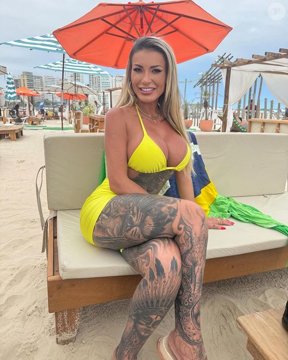 Andressa Urach pede fotos da genitália dos assinantes através do chat da ferramenta