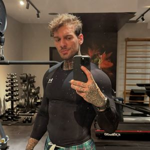 Depois de ambas as situações, o cantor sertanejo começou a semana brincando com tudo isso