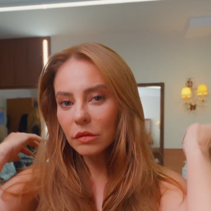 Técnica de esfumar a raiz garantiu efeito natural e valorizou ainda mais os olhos mel esverdeados de Paolla Oliveira