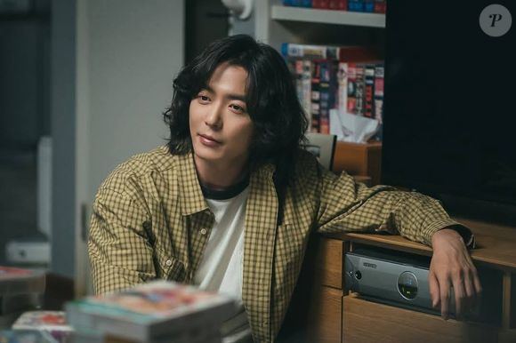 Kim Jae-wook vive Ko Jun, irmão do protagonista e tem incríveis 41 anos