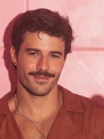 Entrevista | Do 'BBB' para a música, Mateus Pires supera memes e chega de peito aberto em lançamento da carreira musical: 'Tinha medo de não ter oportunidade'