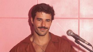 Entrevista | Do 'BBB' para a música, Mateus Pires supera memes e chega de peito aberto em lançamento da carreira musical: 'Tinha medo de não ter oportunidade'