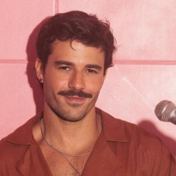 Entrevista | Do 'BBB' para a música, Mateus Pires supera memes e chega de peito aberto em lançamento da carreira musical: 'Tinha medo de não ter oportunidade'