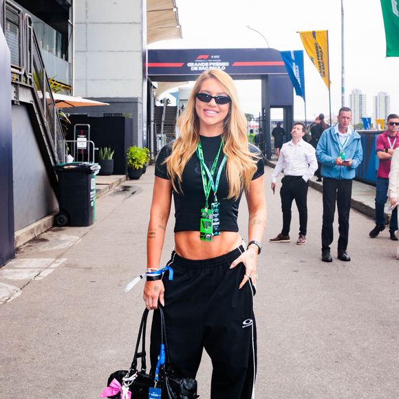 O toque de glamour veio com a escolha da bolsa Balenciaga Le City East-West, avaliada em cerca de R$ 13 mil.