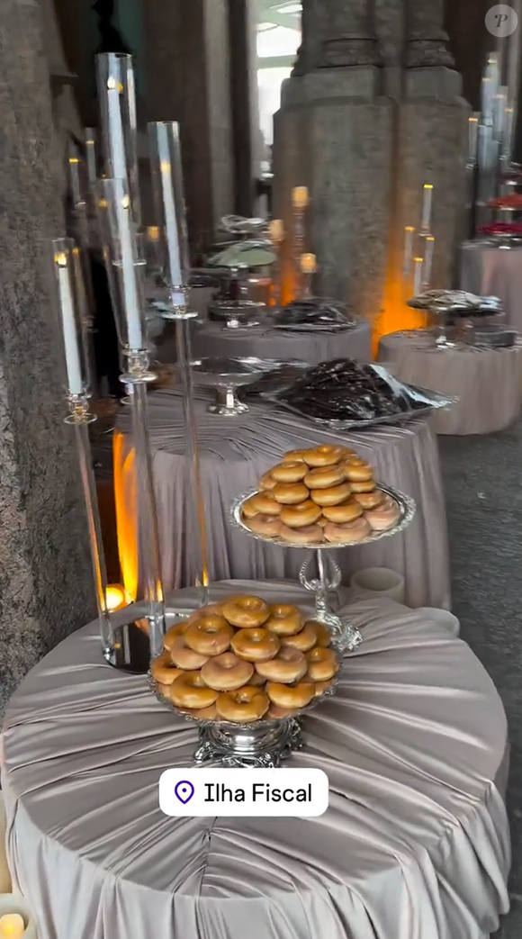 Decoração em ‘nude chique’ conquista convidados com flores exuberantes e móveis de alto padrão