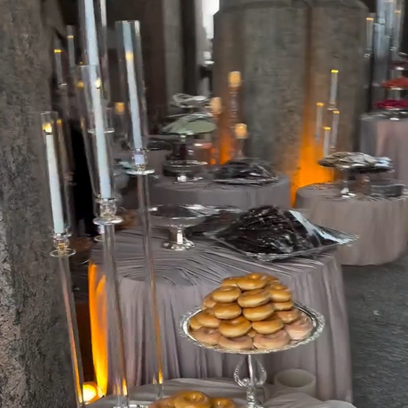 Decoração em ‘nude chique’ conquista convidados com flores exuberantes e móveis de alto padrão