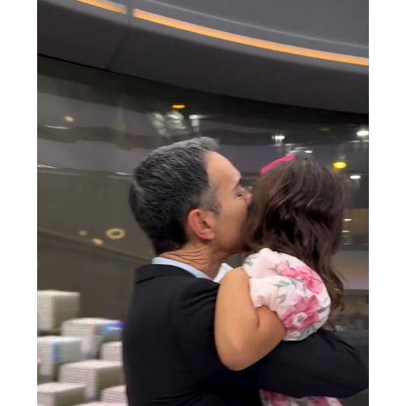 Filha de César Tralli e Ticiane Pinheiro, Manuella ganhou colo do pai ao aparecer de surpresa no dia do seu aniversário, 23 de dezembro de 2024