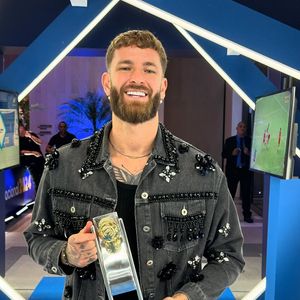 Léo Pereira colocou lentes de contato nos dentes, garantindo um sorriso novo