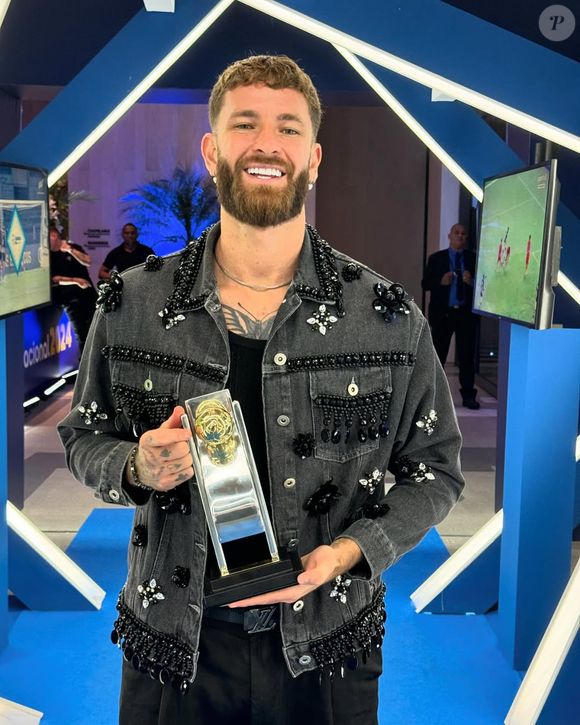 Léo Pereira colocou lentes de contato nos dentes, garantindo um sorriso novo