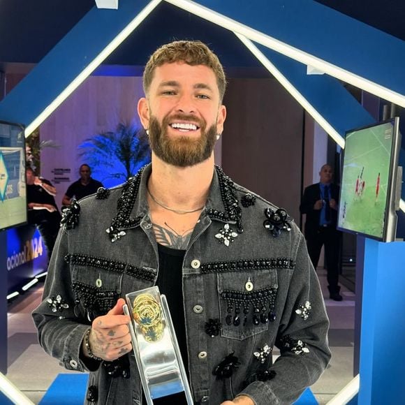 Léo Pereira colocou lentes de contato nos dentes, garantindo um sorriso novo