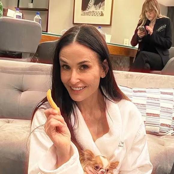 Afogando as mágoas? Demi Moore lida com derrota no Oscar de um jeito inusitado!