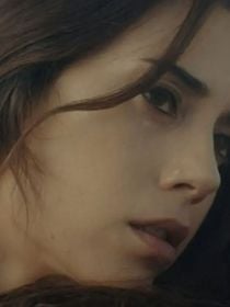 Em meio ao luto, Zeynep enfrenta dois golpes devastadores: lembrança dolorosa do passado e caixa misteriosa com objetos de Sinan; resumo do capítulo de sexta-feira (13/02) da novela 'Mãe'