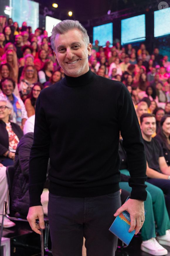 Luciano Huck estreou a nova temporada do seu quadro 'Quem Quer Ser um Milionário', e comentou sobre a possibilidade de rinoplastia.