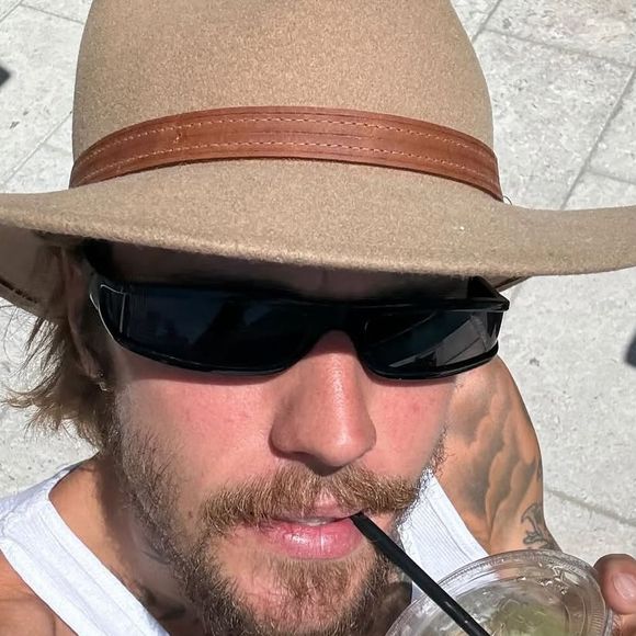 Justin Bieber: ‘Alguém entrou na minha conta e parou de seguir a minha mulher. Essas m*rdas estão ficando estranhas aqui’