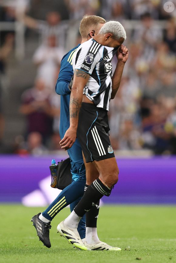 Joelinton pode perder jogos da Seleção Brasileira após sentir dores na coxa