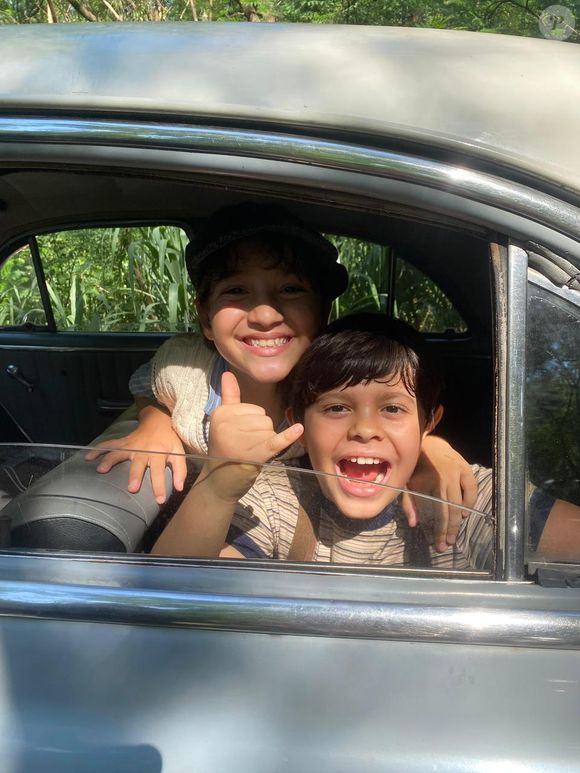 Atores Arthur Yera e Davi Malizia se divertem durante as gravações da novela das seis da Globo