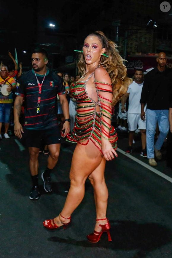 Pernas de Paolla Oliveira ficaram em evidência no look escolhido pela atriz para ensaio de rua da Grande Rio