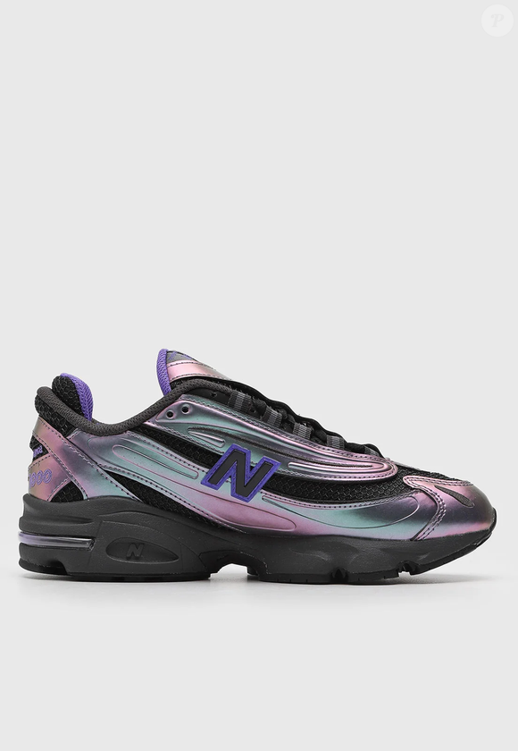 New Balance 1000 com acabamento holográfico chega ao mercado por até R$ 999,98 e chama atenção pelo visual impactante