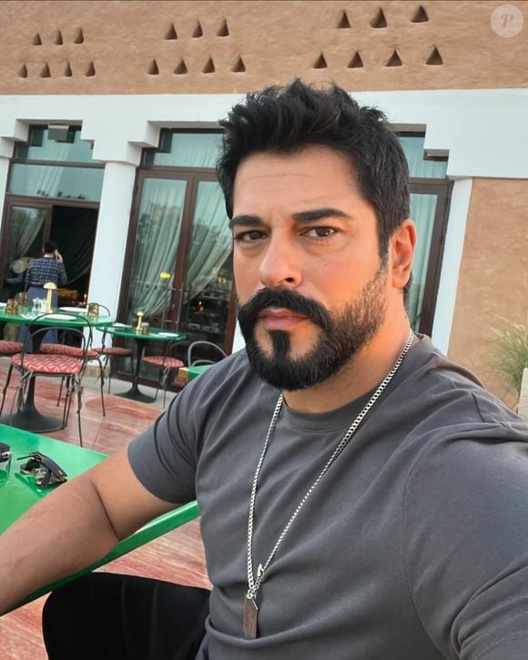 Burak Özçivit como Kemal Soydere em 'Amor Sem Fim' ("Kara Sevda")