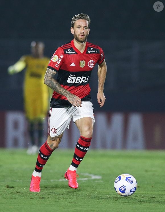 Nos últimos anos, Léo Pereira passou por uma transformação radical em sua aparência com cirurgias e procedimentos estéticos