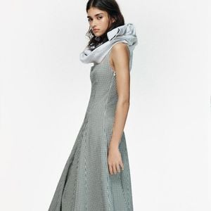 A diferença é que, desta vez, aparece de forma mais sutil e, neste vestido de silhueta romântica, funciona perfeitamente por R$ 319,00