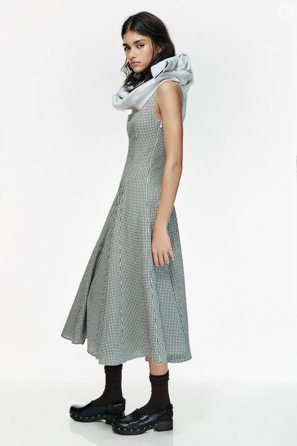 A diferença é que, desta vez, aparece de forma mais sutil e, neste vestido de silhueta romântica, funciona perfeitamente por R$ 319,00