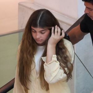 Sofia, filha de Grazi Massafera e Cauã Reymond, circulou com um look leve e despojado em tom pastel, com conjunto soltinho amarelo e sandálias birken