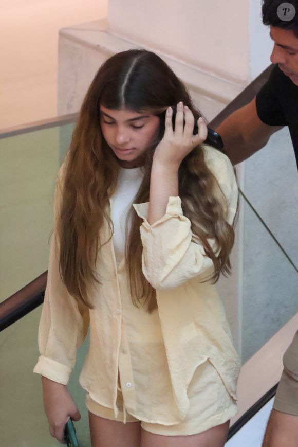 Sofia, filha de Grazi Massafera e Cauã Reymond, circulou com um look leve e despojado em tom pastel, com conjunto soltinho amarelo e sandálias birken