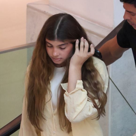 Sofia, filha de Grazi Massafera e Cauã Reymond, circulou com um look leve e despojado em tom pastel, com conjunto soltinho amarelo e sandálias birken