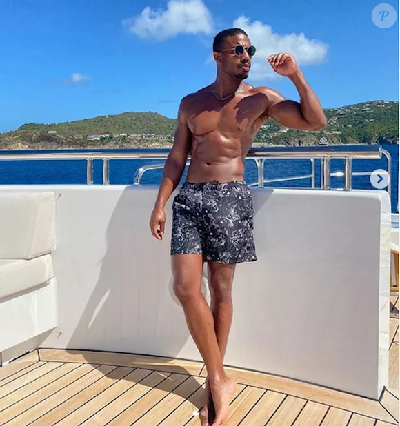 Michael B. Jordan explicou por que prefere uma rotina minimalista de cuidados com a pele e corpo