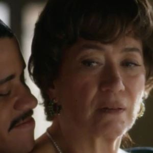 Louca, Maristela (Lilia Cabral) casa com Basílio (Cauê Campos) sem notar que está assinando um documento matrimonial em Garota do Momento