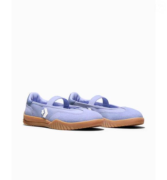Quem procura um visual moderno para o inverno pode encontrar no Converse Run Star Trainer Ballet Flat feminino uma alternativa elegante. A tonalidade "chiclete violeta índigo" transforma o calçado no destaque de qualquer produção