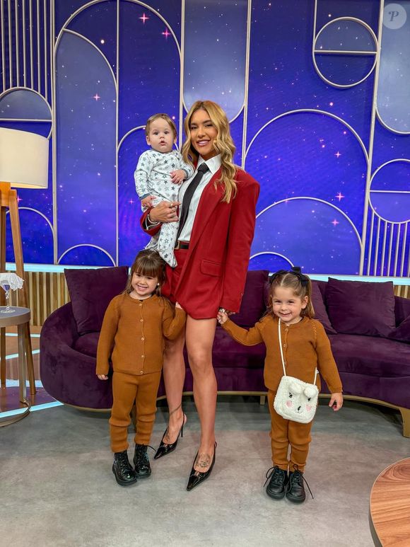 Virgínia Fonseca tirou foto com os filhos que a visitaram pela primeira vez no SBT
