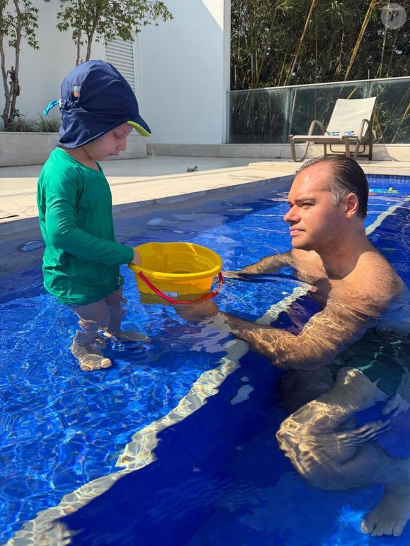 Thor em um momento de diversão com o filho na piscina da mansão do casal