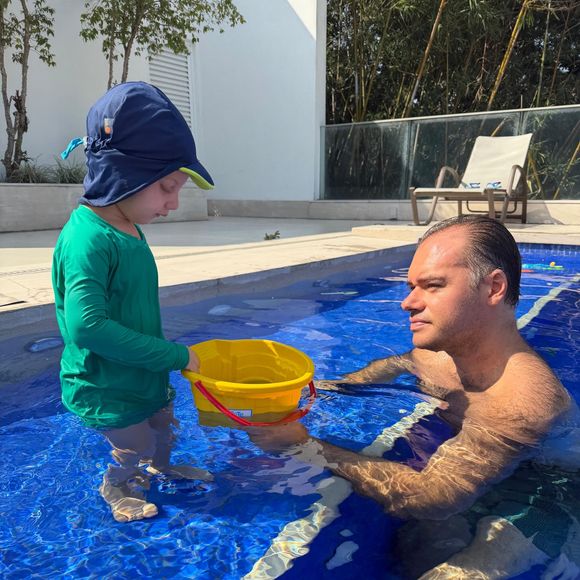 Thor em um momento de diversão com o filho na piscina da mansão do casal