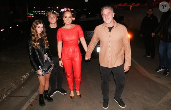 Angélica e Luciano Huck marcaram presença com os filhos Benício e Eva, esta que roubou a cena por seu tamanho no festival