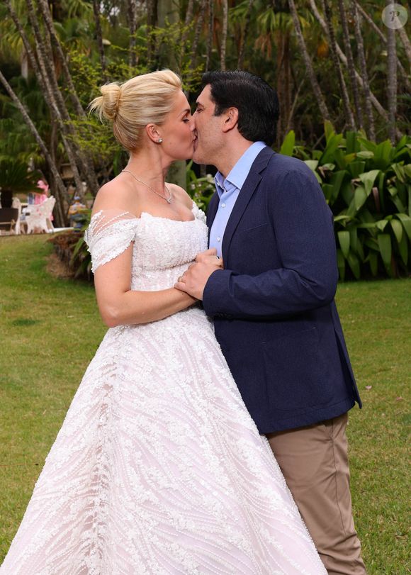 2025 - oficialização da união entre Ana Hickmann e Edu Guedes ocorreu em maio