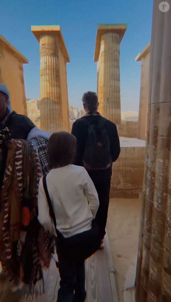 No vídeo, a cantora Sandy postou 'Que Viagem!', fazendo referência ao passeio turístico do ex-companheiro e de Theo. Por sua vez, Lucas respondeu: 'Surreal!'.