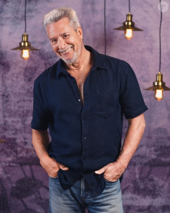 'Casamento às Cegas 5': Rivo Abreu, de 67 anos, carioca da gema e tem uma filha adulta que mora em Paris, França. Praticante de crossfit e frequentador de festivais de música, foi casado três vezes e está solteiro há seis anos. Procura uma companheira animada igual a ele.